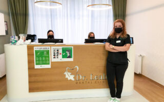 medic stomatolog in receptia din clinica dr leahu Galati