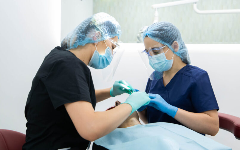medic stomatolog realizeaza tratament pentru parodontoza avansata