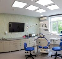 Cabinet dentar albastru din Centrul de Excelenta in Implantologie Dentara Dr. Leahu Rin Grand Hotel