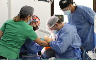 Echipa medicala realizeaza interventia cu implant dentar intr-o zi