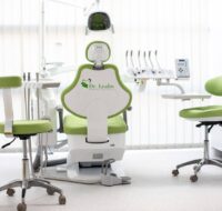Scaun stomatologic verde din Clinica stomatologica Dr. Leahu din Cluj