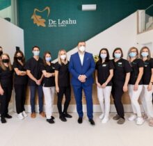 Dr. Ionut Leahu alaturi de echipa clinicii din Cluj