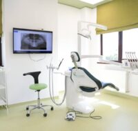 Unit dentar, scaun si televizor dintr-un cabinet al Centrului de Excelenta in chirurgie orala Dr. Leahu Caramfil 2