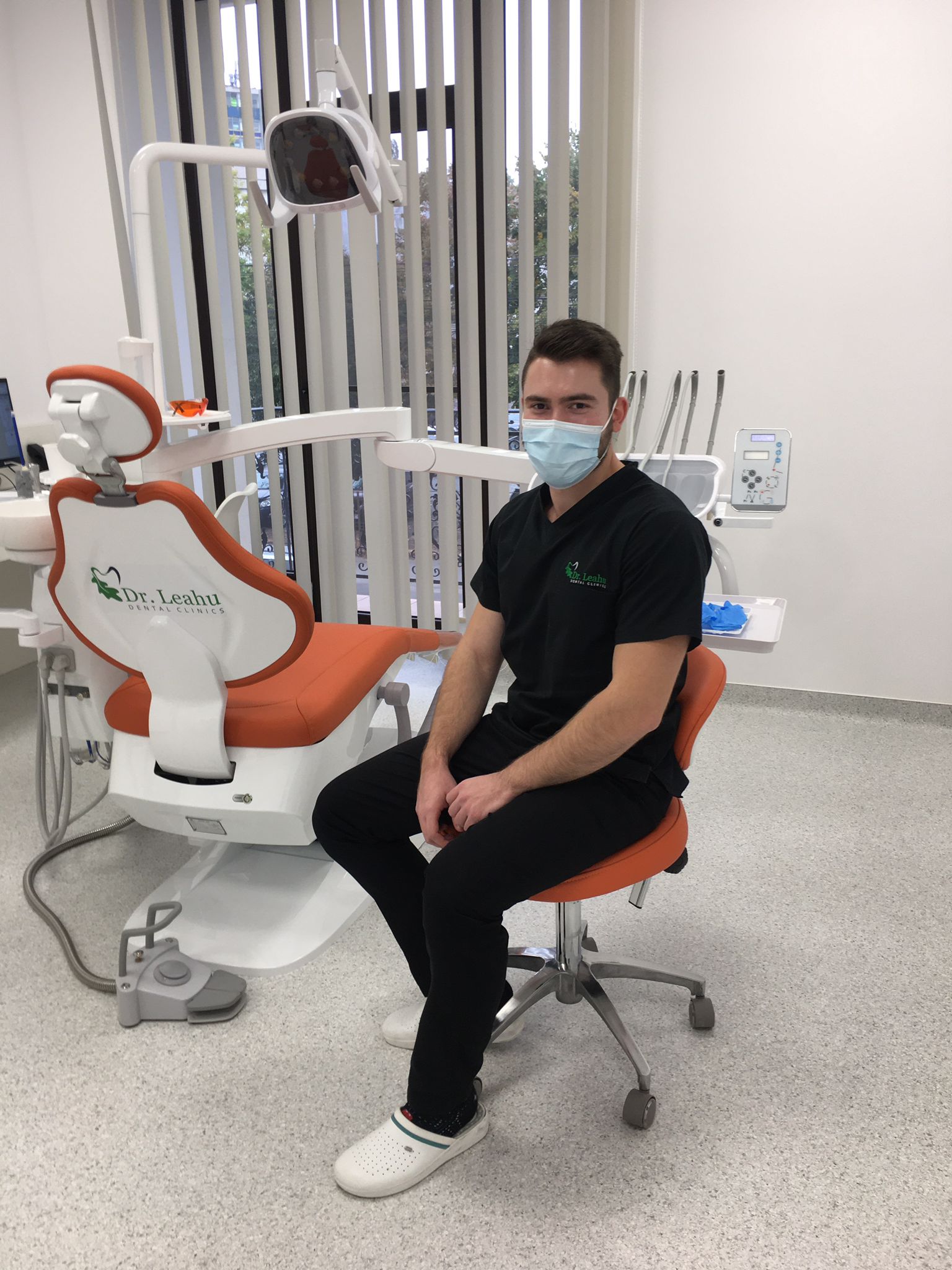 medic stomatolog pe scaun in cabinet