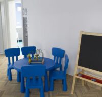 Scaune pentru copii din sala de asteptare a Clinicii Dentare Dr. Leahu din Timisoara