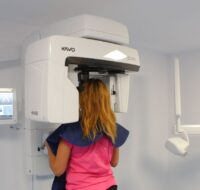 Pacienta in timpul efectuarii unei radiografii dentare