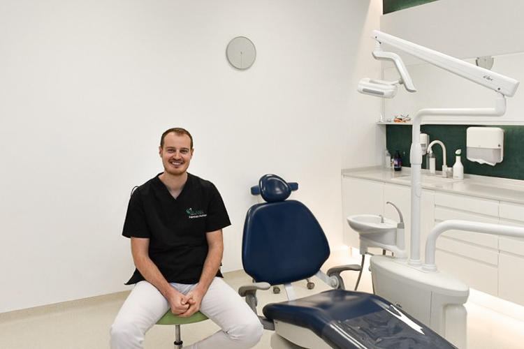 medic stomatolog in stanga, aparatura moderna in dreapta