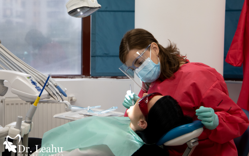 Medic stomatolog si pacient in cabinetul de medicina dentara