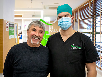 Dr. Ștefan Lungu alaturi de un pacient in Centrul de Excelenta in chirurgie orala Dr. Leahu Caramfil 2