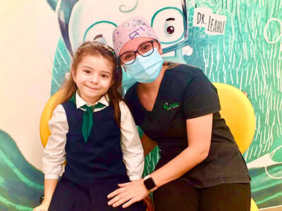 Dr. Ioana Diaconu impreuna cu unul dintre micii ei pacienti in Clinica Dentara Dr. Leahu din Pitesti