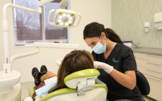 Detartrajul dentar în 2022. Cât costă și când este recomandat de către stomatologi