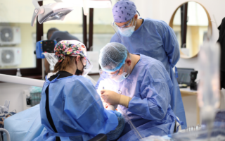 echipa medicala intr-o interventie chirurgicala pentru pacient cu osteoporoza