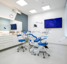 Scaun stomatologic albastru in cabinetul de consutatii si tratamente al unui medic dentist
