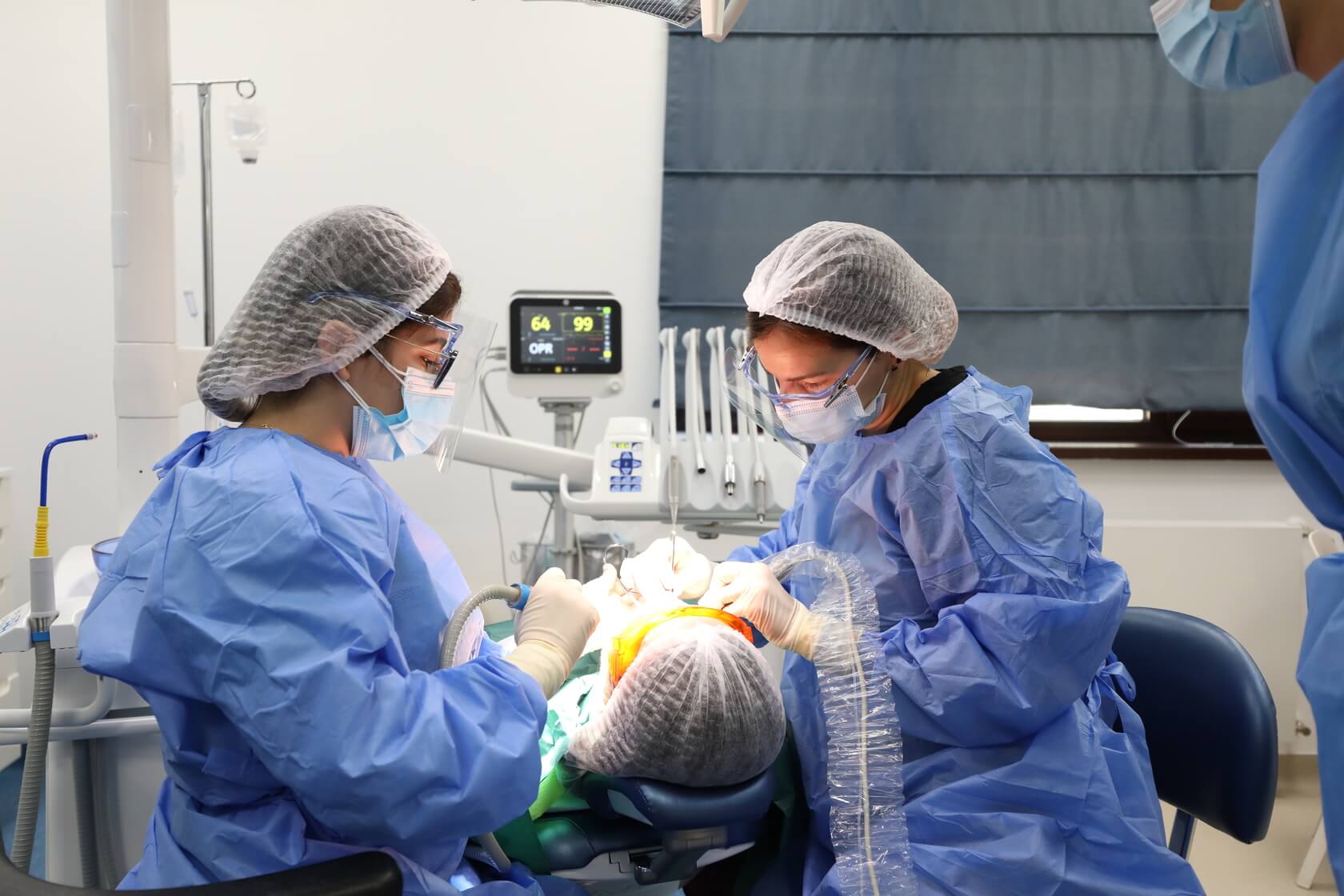 Medici stomatologi in timpul unei interventii cu implanturi dentare
