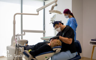 Retracția gingivală: tratament acasă sau la stomatolog? Sfatul care îți va salva dinții