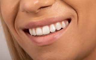 5 mituri din stomatologie, de la dinții de lapte fără nerv, la iradierea prin radiografii dentare. Ce este real și ce nu?