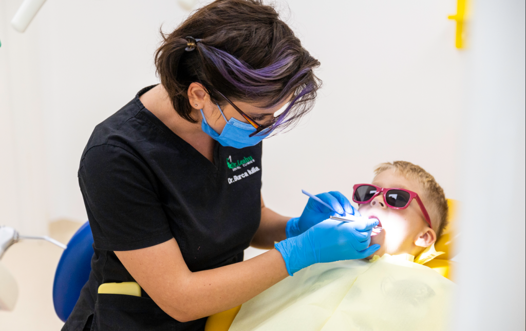 Dr. Iulia Burca impreuna cu pacientul in timpul unui tratament cu coroane dentare