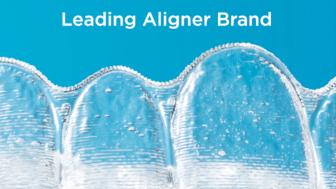 Fragment dintr-un aparat dentar transparent, pe fond albastru deschis, cu inscrisul „Leading Aligner Brand”