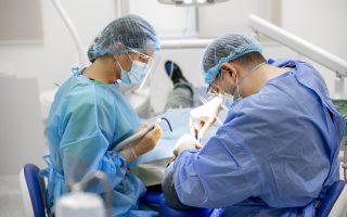 Implantul dentar în cazul pacienților cu osteoporoză