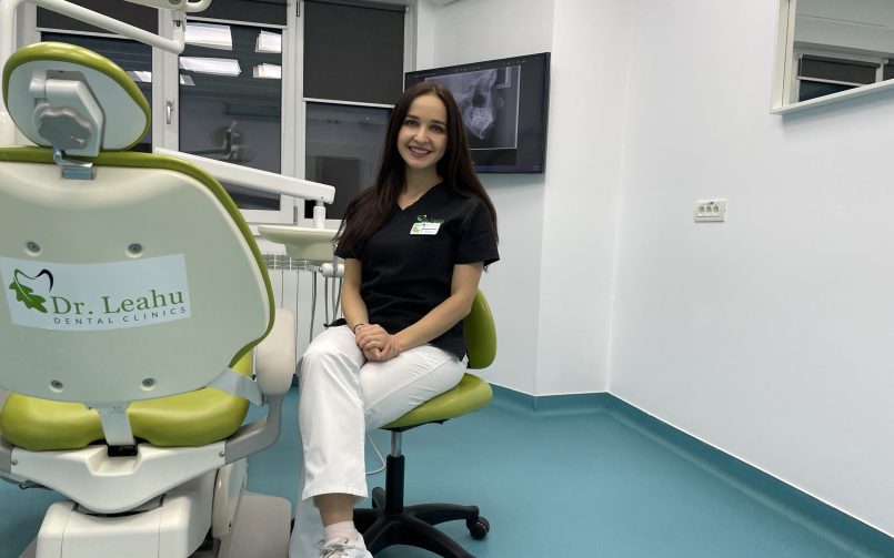 medic stomatolog in dreapta, scaun stomatologic in stanga in cabinetul de medicina dentara